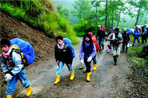 學生及家長背起厚重的背包，出發開始進入鎮西堡登山口／陳智明提供