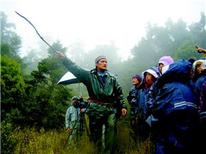 由部落長老進行高山辨識、高山生態植物教學，以及解說泰雅祖先遷移故事的與路線／陳智明提供