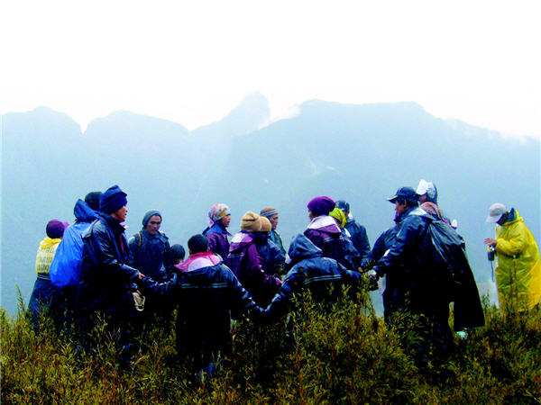 長老帶領學生以傳統歌舞聖讚大霸尖山／陳智明     提供