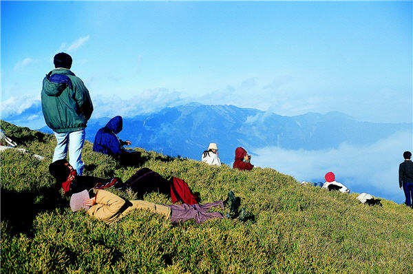 合歡東峰視野遼闊，或坐或臥，體驗高山美景