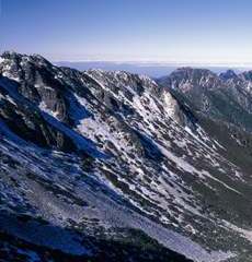 Syueshan Glacial Cirques is mostly covered in gravel with very little soil, and human waste are unlikely to decompose if they are disposed of there
