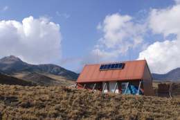 National parks will usually select safe and low environmentally-impacted areas to built cabins for hikers. The picture shows the cabin in DashueiKu of YSNP