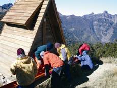 Building materials for eco-latrines in national parks have to be tranpsorted manually or by helicopters to the sites. The picture shows the eco-latrine of Taoshan Cabin built by SPNP