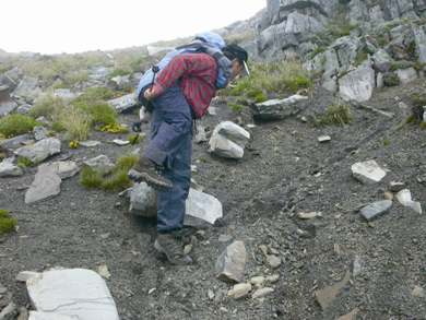 Conditions in the high mountains can be very unpredictable. A mountain climber must first understand the surroundings and be fully prepared, and must not conduct reckless attempts. The picture shows an emergency rescue operation in SPNP Headquarters