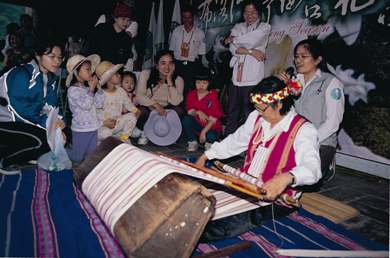 Taroko tribe makes use of traditional life wisdom, take to use Boehmeria nivea fiber to regard as the line of weaving, emerge an aborigine to rely on a natural resource, but also cherish a resource in the meantime