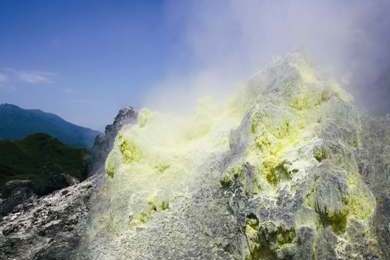 A 2m-tall cuneal crystal column of yellowish white color is formed at one fumarole at Dayoukeng