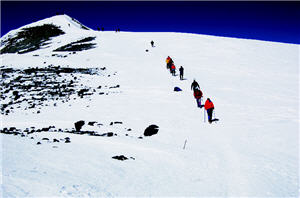Chiang recalled in peak climbing the precitipous height is very difficult to overcome and a challenge to one’s will