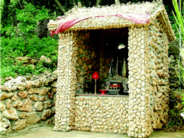 The small shrine built with coral line limestone.(by Chin-wen Wang)