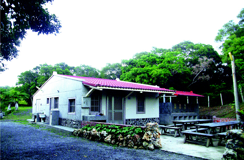 A guest house with coralline limestone decorations next to Sheding Natural Park. (by Chin-wen Wang)