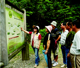 A tour guide provides guiding service at the entrance. (by Ta-chung Lu)