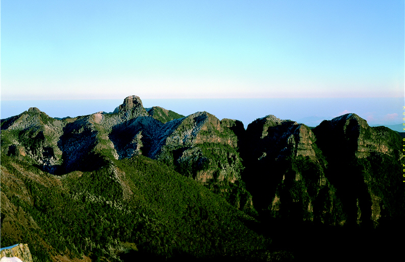 Daba Peaks.(by Shih-jhong An, provided by SPNP)