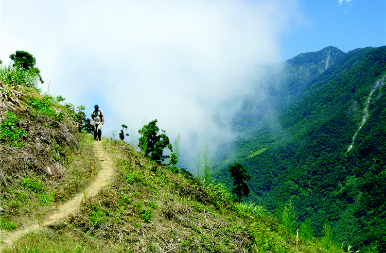 Dali Village locates at the Taroko Gorge of 915m high and is surrounding by fog. (by Cora Hsu)