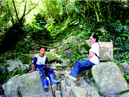 YaYa (right) and her grandson YaFer run a host family in Datong village. (by Yung Hsueh)