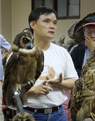 Director Yao, a 16-year old professional in bird researches, has long extended his love for birds to the surroundings of the birds.