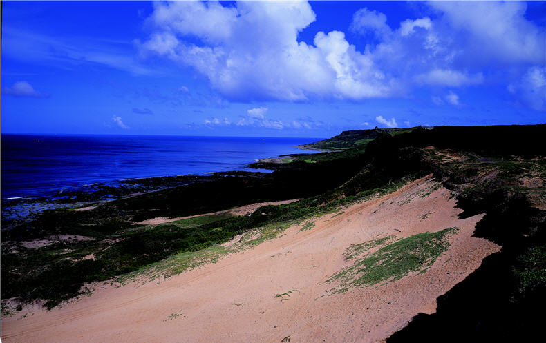 Beauty is everywhere, so long as one knows how to appreciate it. The picture shows the Fengchui dune in Kenting.