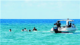 The beautiful landscape of Kenting where the sky and ocean are of one color is the healing sanctuary for the dejected