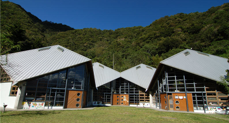 It makes one envious of the students of Sibao Primary School, for they can learn in such a picturesque environment of Taroko National Park.