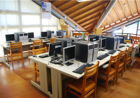 The computer room of Sibao Primary School, demonstrating a perfect combination of technology and nature.