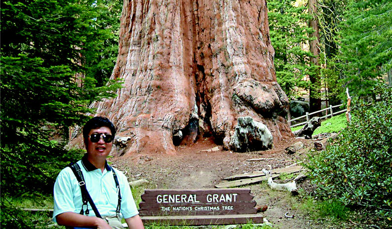 Wan before the General Grant Tree. It is the third biggest tree in the world, the States' Nation's Christmas Tree, and a national shrine, commemorating those Americans who lost their lives in war.
