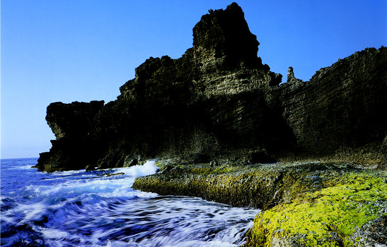 At the west cape of Taiwan’s southern tip is Maobitou (meaning cat’s nose tip), where there had been a gigantic reef coming off the coast rocks and crouching like a cat. The gigantic cat squats majestically among the waves of the Taiwan Strait and the Bashi Channel.