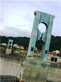 Sing Wang reminded that sometimes conducting construction projects at inappropriate places are bigger mistakes./by Qi-chang Yan