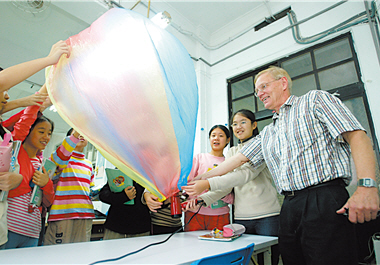 Starting from education, it is necessary to educate the children with the concepts of earth science./ by Xiu-ming Lin