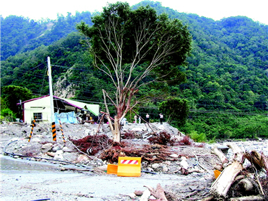 Tungmao River, a confluent of the Tachia River, was affected by debris flows.