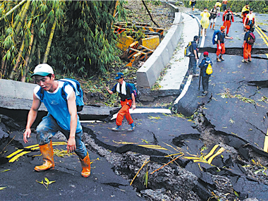 The typhoon Morakot of Torrential rain collapsed the road. Photo was rescue team to get into Xiao lin village by walkng. /by Gao Binyuan