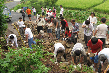 Students are sweating while learning with master craftsman the Lei Stone technique, thus passing on the “body memories.”