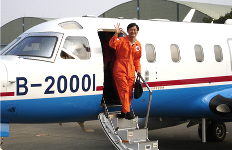 Chun-chieh Wu was walking out of the cabin after a flight mission. Due to the air traffic control, the DOTSTAR jet always takes off at dawn or returns at midnight. The trips to and from Taichung considered, the DOTSTAR team always leaves home and returns in the dark.