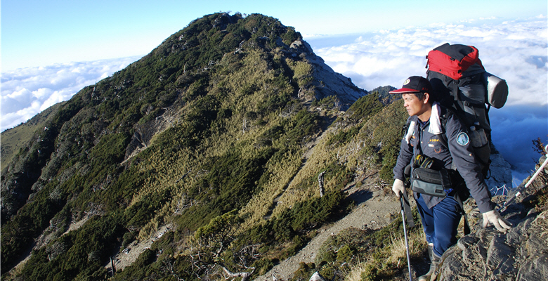 Park rangers'“office” is right in high mountains at an altitude of more than 3000 meters. / by Yung-hsien Lin