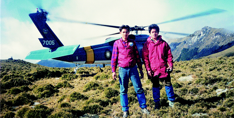 Park rangers feel relieved after having carried the wounded onto a helicopter. Then they carry heavy backpacks on their back and climb down the mountains. In the photo are Buya (left) and Nobu (right)./ Photo provided by Buya