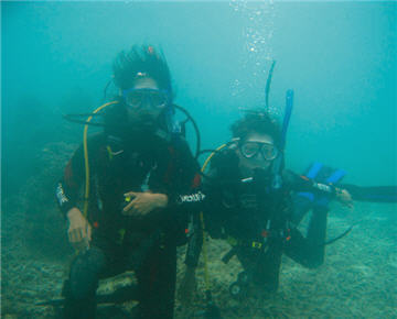 Left: Wei-chien Lai, right: Hui-ru Chen. The demanding jobs on the island can't stump the MNP staff at all. This picture was taken during the process of a diving training. /Photo provided by Hui-ru Chen