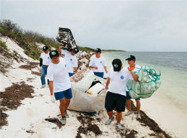 The soldiers of the coast guard are engaging in the regular beach-cleaning activity. / by Hui-ru Chen