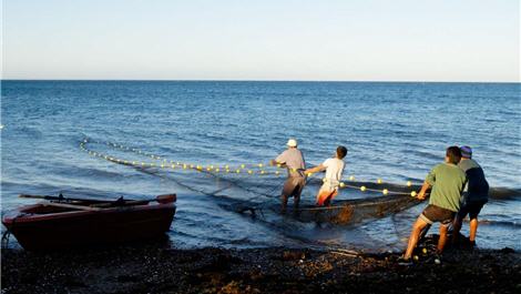 People often overuse fishnet and catch a fish no matter how small the fish is. Under this circumstance, the marine ecology imbalances could be worse. /by blogger A-Zhu