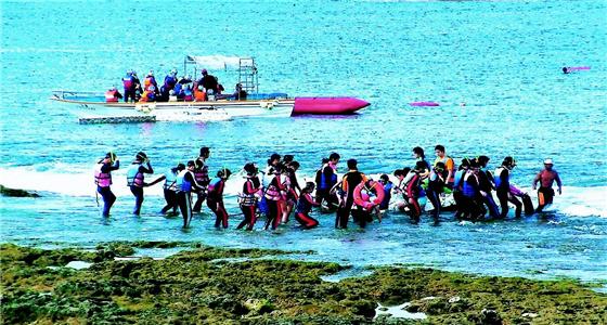 The profits gained from recreational activities like sightseeing boat rides and snorkeling are no less than those from fishing. These activities, at the same time, contribute to the sustainability of the ocean. ／Photo provided by Kenting National Park