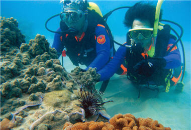 Pictures show that the route of police's patrol car had been put nails that caused serious blowouts of the tires. / Photo provided by Zai-quan Xiao