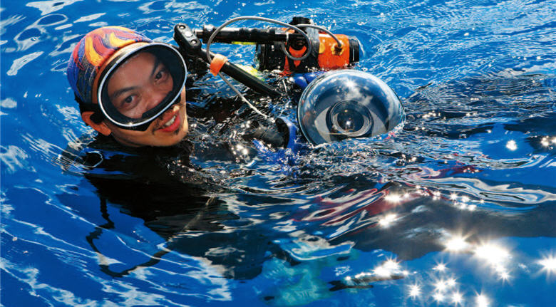 It is not easy to take pictures underwater, but Wang still smiles joyfully when doing it.