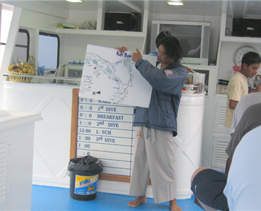 Diving coaches are giving instructions to the divers, a well-thought out coach system is something that Taiwan can consider adopting. /by Yi-de Li