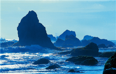Overlooking Sizihwan from the highest point of Shou-shan, one can see strangely-shaped rocks in the sea, a spectacle that resembles the famous tourist attraction the Great Ocean Road in Australia./ Photo provided by Trongman Co.Ldiv><img height=