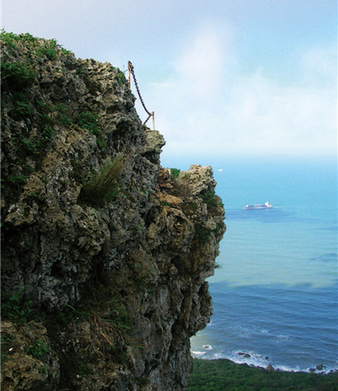 It takes quite a lot stamina to climb to Maiden Peak (Shao-nu-feng) for the best view of the Shou-shan area. Mountaineers must climb through all the crooked rocks by grabbing ropes before enjoying a panorama view and blow-drying all the sweats by the sea winds. /by Blogger A-Qin