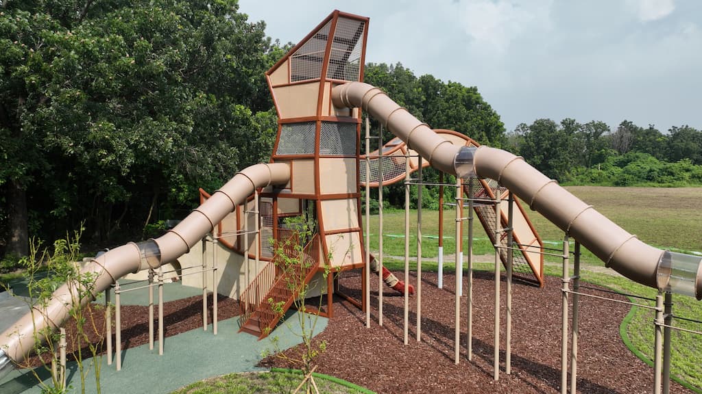 新設的共融遊戲場以日晷作為創意發想，將主題遊戲塔外觀，象徵著蓄勢待發的鳥頸、伸展欲動的翅膀，以溜滑梯、遊戲管路、攀爬設備等串聯起來，並稱為「時間之鳥」。(國家自然公園管理處提供)