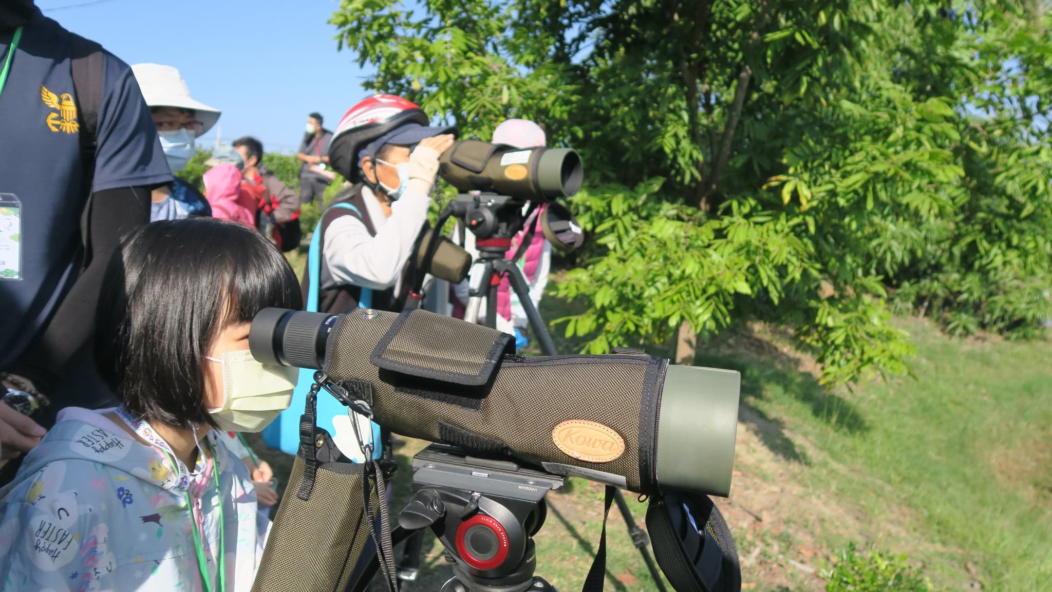 透過事先架設的高倍數望遠鏡，觀察濕地水鳥生態