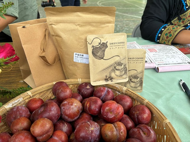 一年一收的梅、李，是梅山特產。圖為剛採收下來的李子。攝影：廖靜蕙