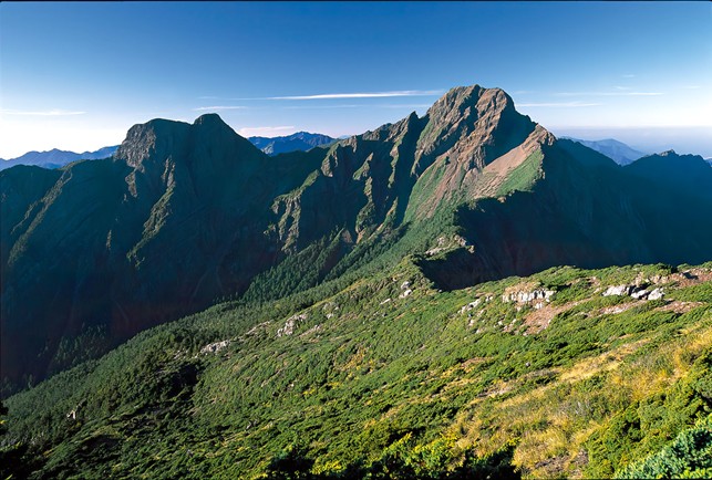 玉山、布農族和臺灣黑熊，為台灣帶來說不完的故事。圖為玉山東峰的夏景。圖片來源：國家公園署