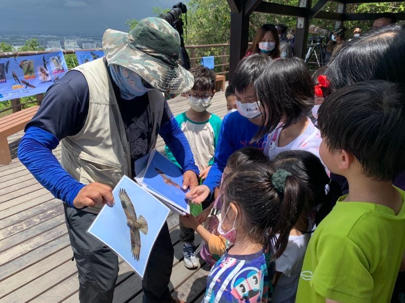 活動現場有豐富圖卡，教大家認識如何辨認猛禽種類