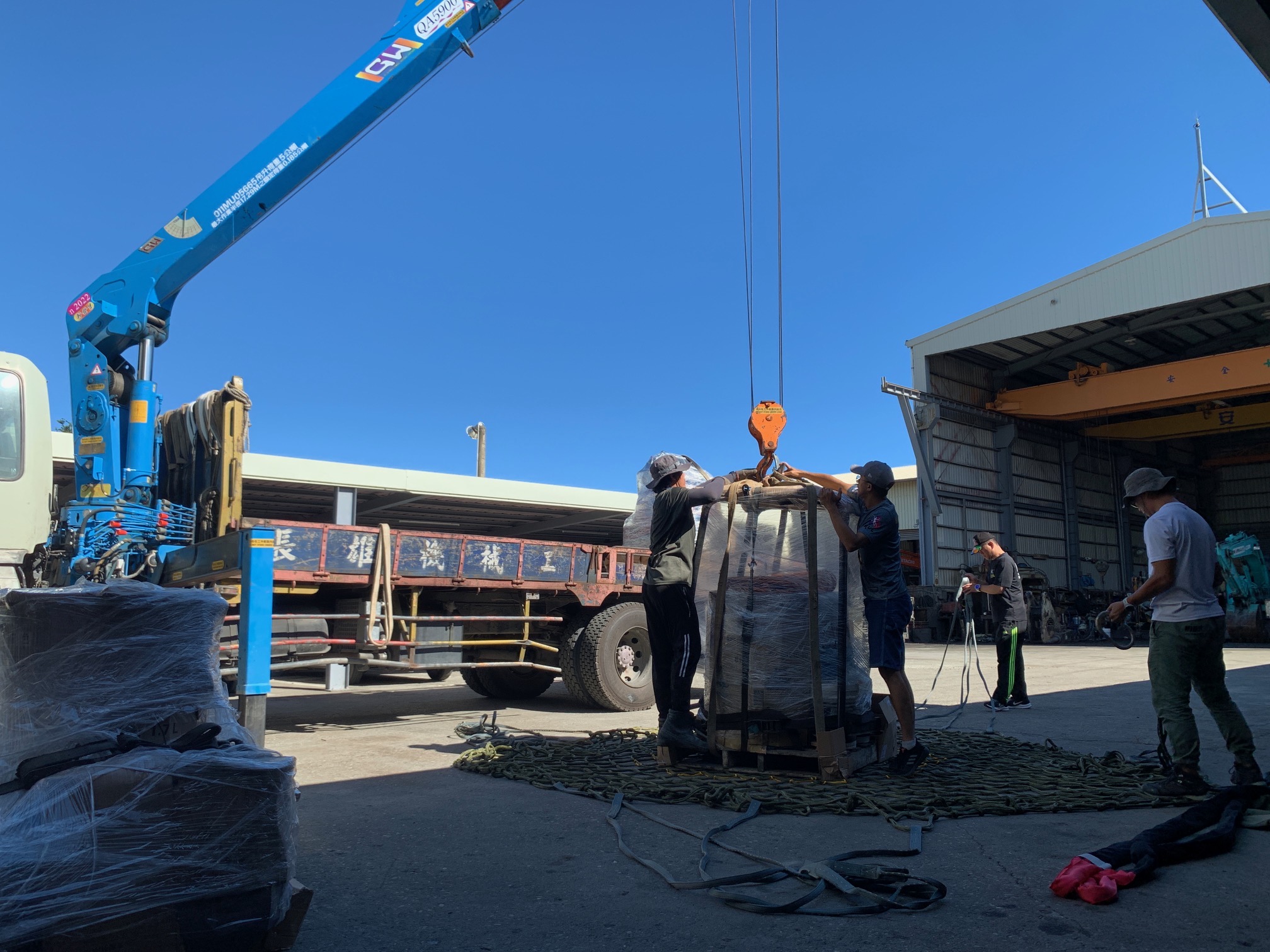 同禮部落自然生態自治協進會集資募款，購買了怪手之後，還需去工廠學習如何拆解、安裝怪手，並將要吊掛的機具包裝妥當 (太管處提供)