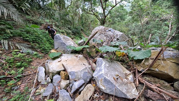 同禮部落僅靠山徑，部落居民返家路遙且辛苦，本圖為林道地震災後的狀況 (太管處提供)