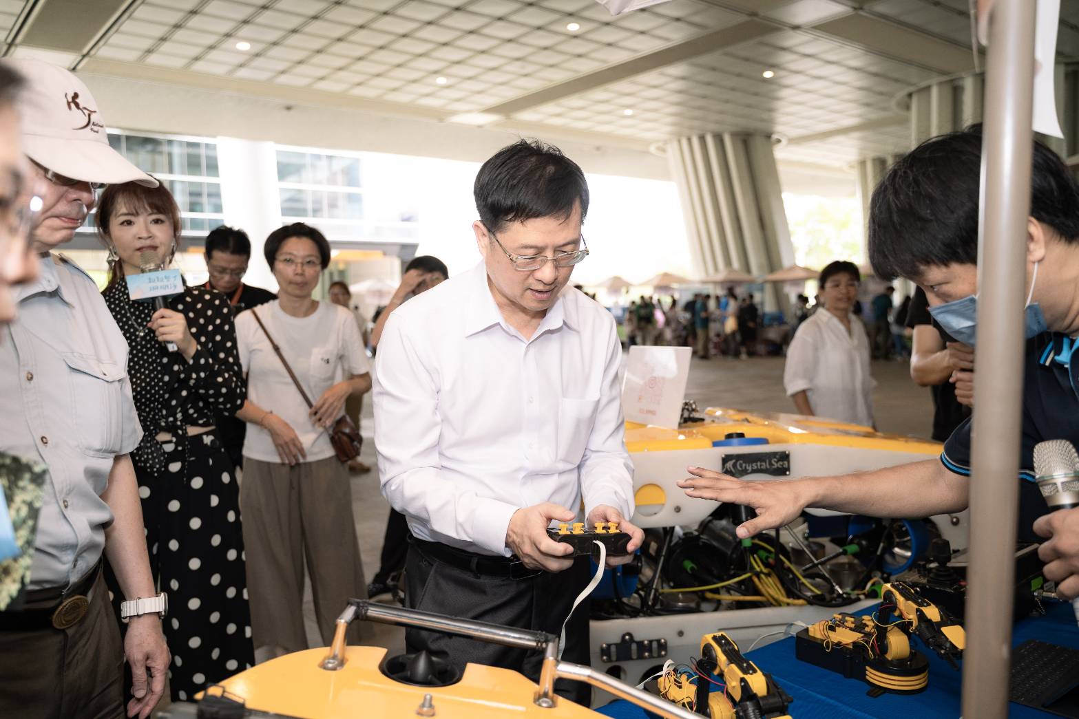 國家公園署長王成機參訪市集操作水下無人機