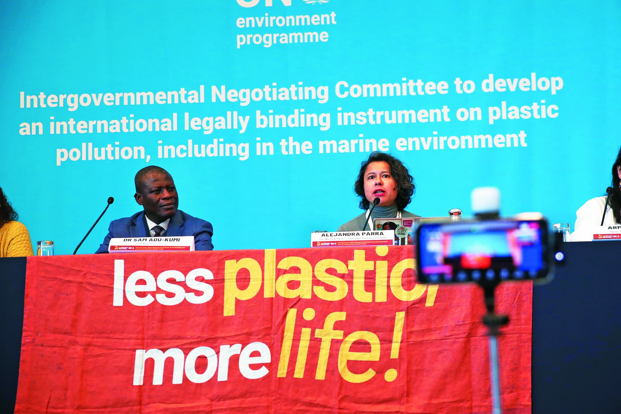 環境團體召開記者會，要求更具約束力的公約／UNEP/Bingying Liu 攝（CC BY-NC-SA 2.0）